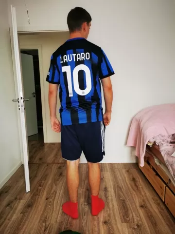 https://www.shopnogometni.com/wp-content/uploads/2025/03/Moski-Nogometni-dresi-Inter-Milan-Domaci-2024-25-Kratek-Rokav-Lautaro-Martinez-10.png