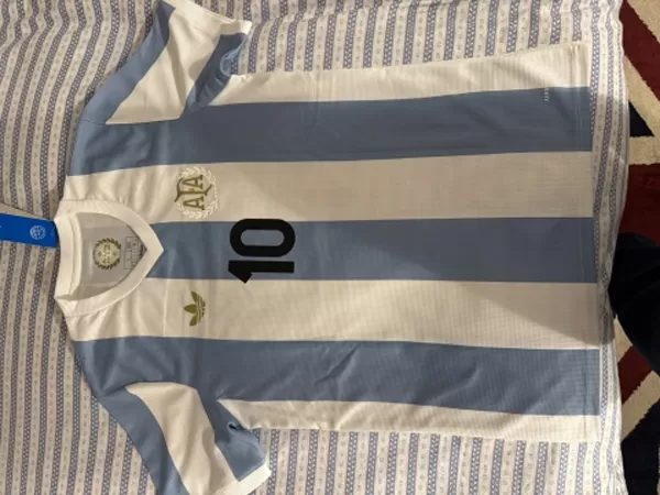 https://www.shopnogometni.com/wp-content/uploads/2025/03/Moski-Nogometni-dresi-kompleti-Argentina-Domaci-Copa-America-2024.png